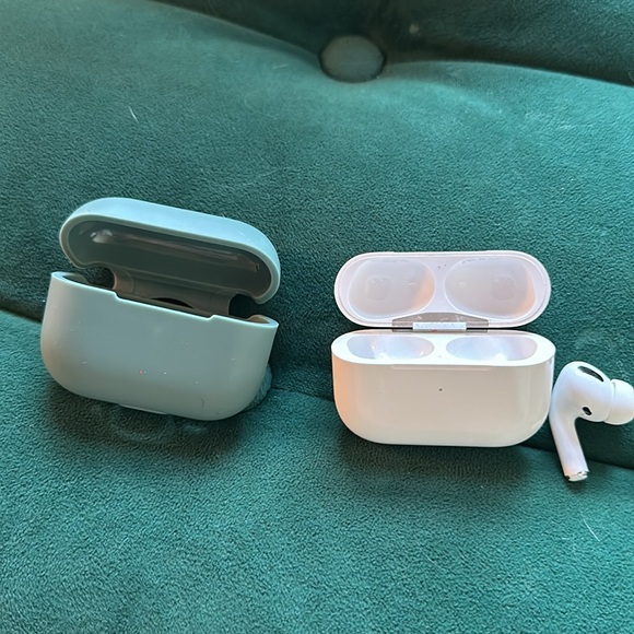 Apple AirPods Pro. Excellent condition. - Picture 7 of 7